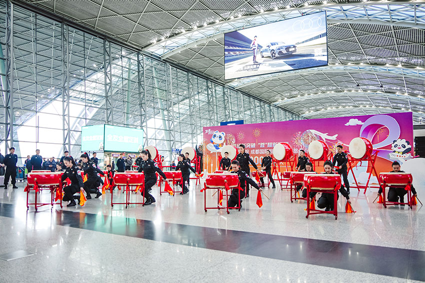 11月28日,成都天府機場、雙流機場舉行相關(guān)慶祝活動。四川機場集團供圖
