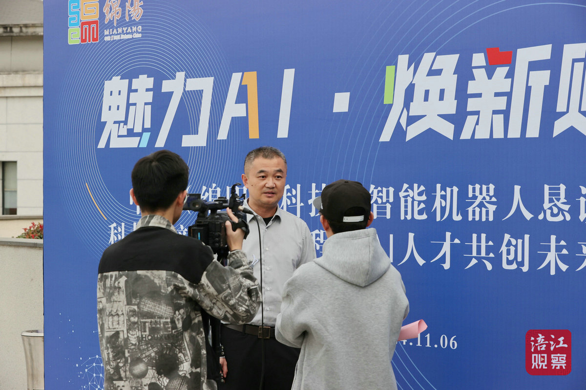 上海交通大學智能制造與服務管理研究院院長助理張大力接受采訪_1.jpg