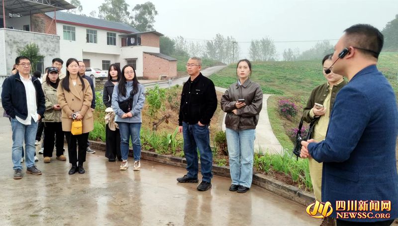 1  采訪團了解李家灣院落的變化_副本.jpg