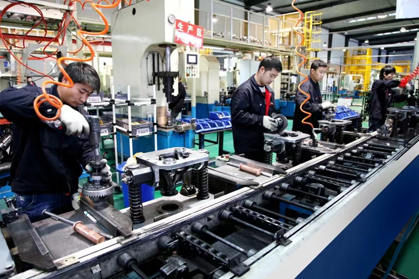 四川建安工業(yè)有限責(zé)任公司生產(chǎn)車間內(nèi)工人們在全力生產(chǎn)。 受訪者供圖